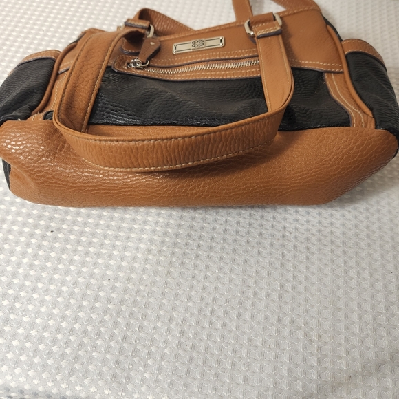 2 Vera Wang and 1 unbranded black patent leather shoulder bags - Picture 15 of 15